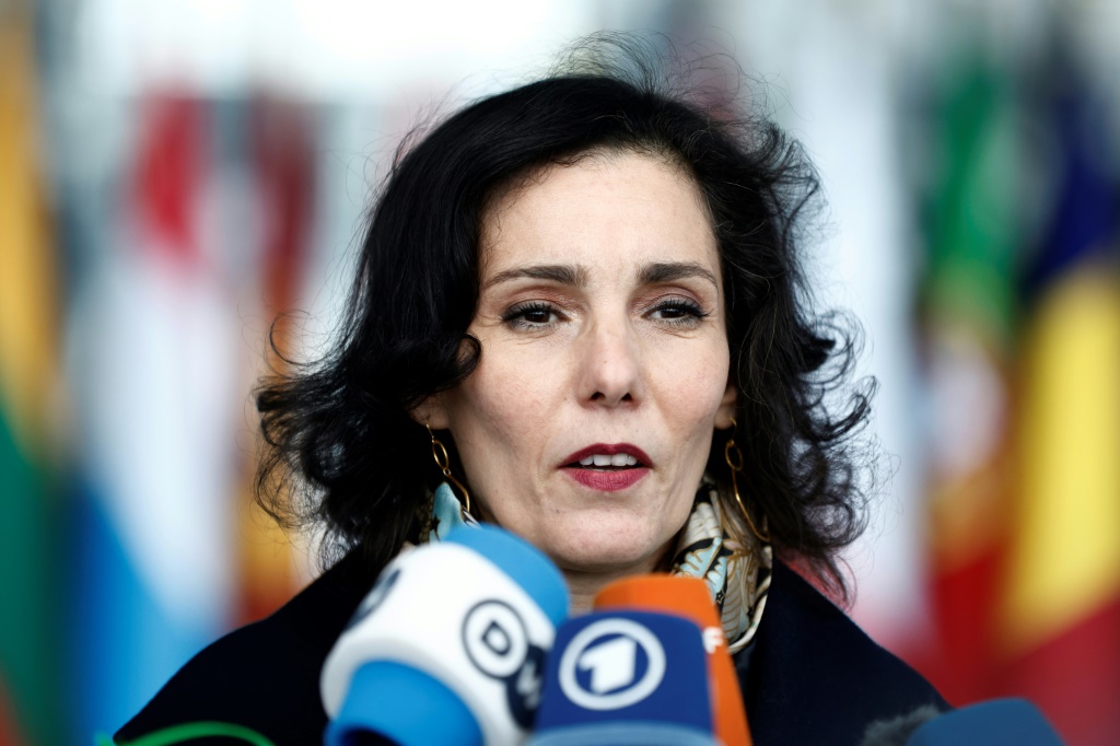 وزيرة الخارجية البلجيكية حجة لحبيب متحدثة إلى الصحافيين في مقر حلف شمال الأطلسي في بروكسل في الرابع من نيسان/أبريل 2023 (ا ف ب)