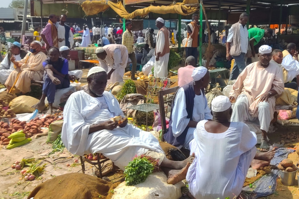 بائعو خضار في سوق بمدينة القضارف بشرق السودان في 6 حزيران/يونيو 2024 (أ ف ب)   