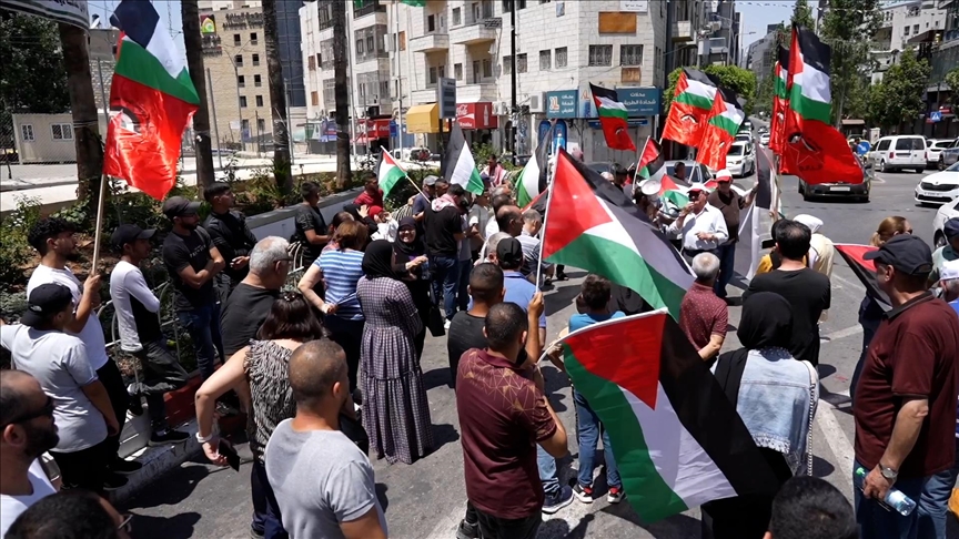 رفع المشاركون الأعلام الفلسطينية ورددوا هتافات مُنددة بالحرب التي تشنها إسرائيل وسياسة التجويع التي تمارسها بالقطاع (الاناضول)