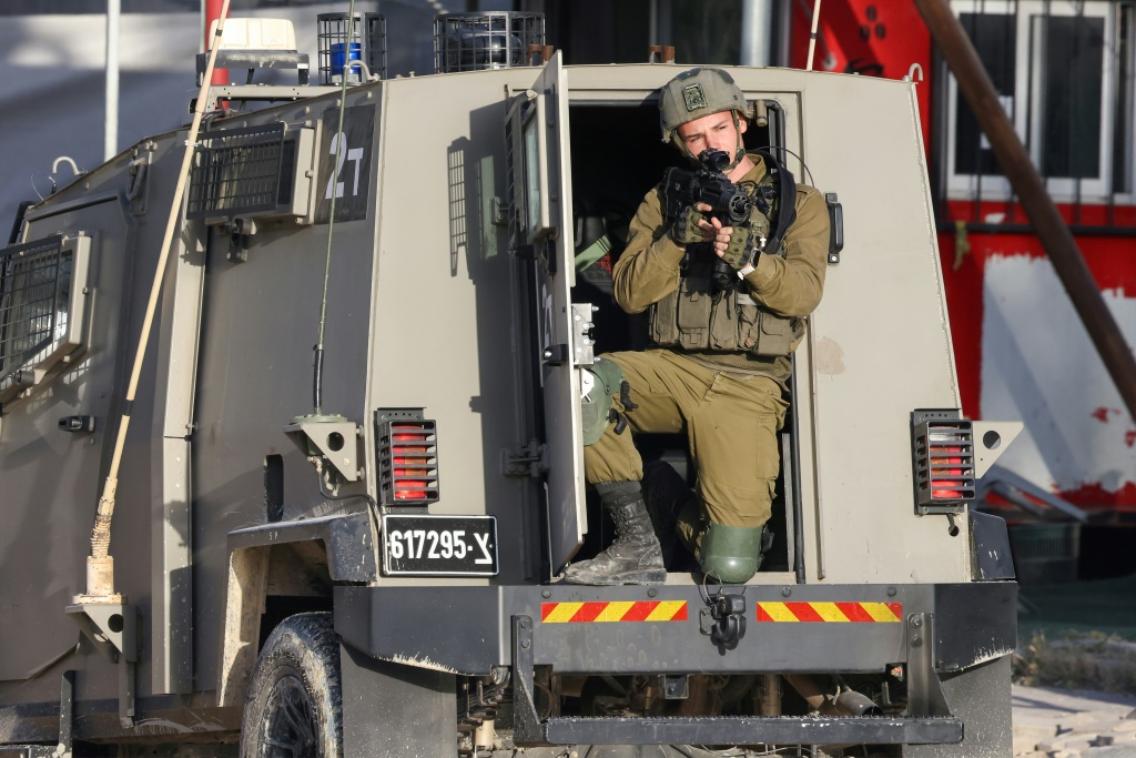 إلى ذلك أصيب 11 فلسطينيا بجروح وكسور وكدمات، صباح اليوم خلال اقتحام قوات الجيش الإسرائيلي مخيم عقبة جبر للاجئين جنوب مدينة أريحا (أ ف ب)