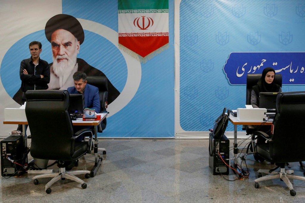 موظفون انتخابيون ايرانيون في مكتب تسجيل ترشيحات في طهران في 30 أيار/مايو 2024. (أ ف ب)   