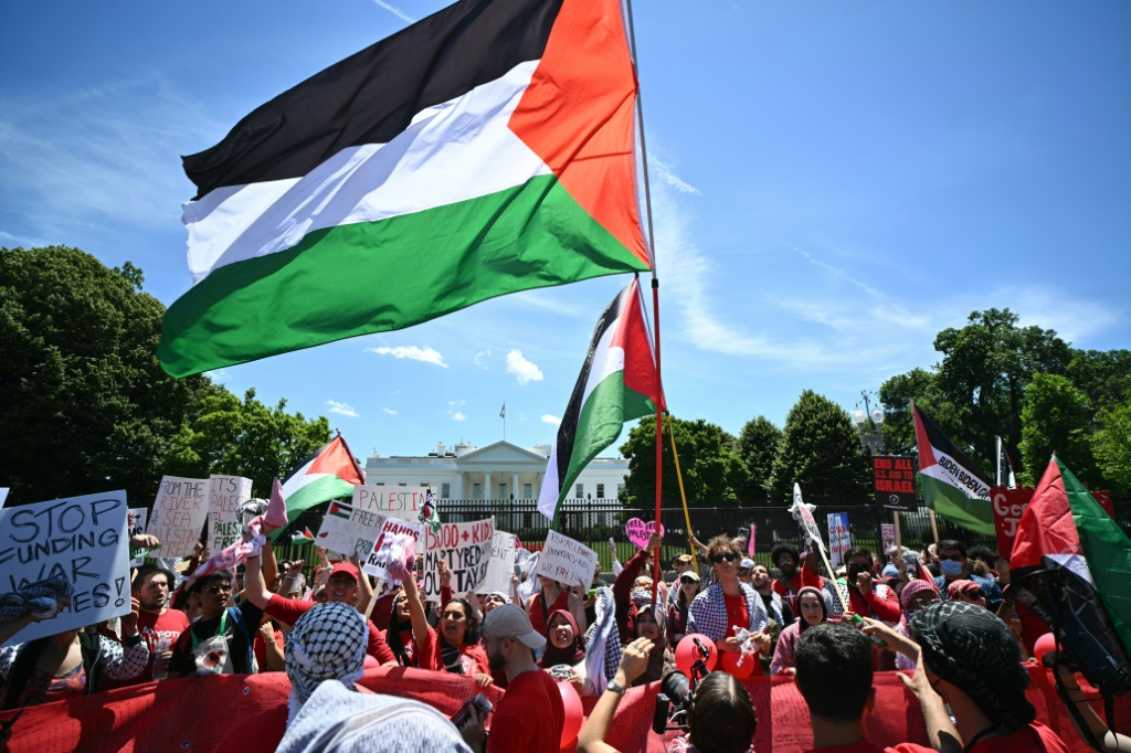 متظاهرون مؤيدون للفلسطينيين أمام البيت الأبيض في واشنطن في 8 حزيران/يونيو 2024. (ا ف ب)