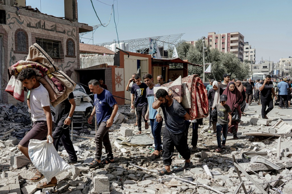 فلسطينيون يغادرون أماكن إقامتهم بعد عملية نفذتها قوات خاصة إسرائيلية في مخيم النصيرات وسط قطاع غزة في 8 حزيران/يونيو 2024 (ا ف ب)