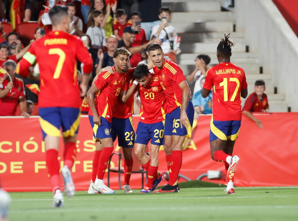 لاعبو اسبانيا يحتفلون بهدف بيدري الأول في شباك ايرلندا الشمالية خلال اللقاء الودي بين المنتخبين. بالما دي مايوركا في 8 حزيران/يونيو 2024 (ا ف ب)