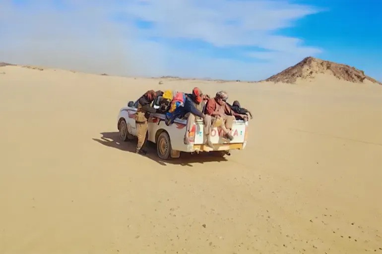 المهربون يستخدمون شاحنات تحمل أضعاف قدرتها الاستيعابية من اللاجئين السودانيين (مواقع التواصل الاجتماعي)