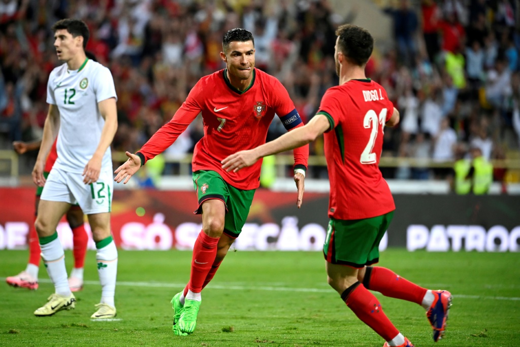 البرتغالي كريستيانو رونالدو يحتفل بعد تسجيله هدفه الثاني في مرمى إيرلندا ضمن مباراة ودية في أفيرو، في 11 حزيران/يونيو (ا ف ب)