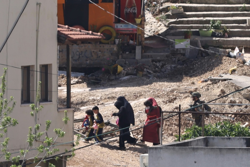جنود إسرائيليون يخرجون عائلة فلسطينية من منزلها خلال توغل في مخيم نور شمس للاجئين في الضفة الغربية المحتلة في 20 نيسان/أبريل 2024 (أ ف ب)