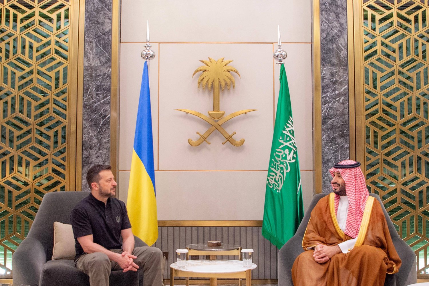 ولي العهد السعودي الأمير محمد بن سلمان لدى استقباله الرئيس الأوكراني فلوديمير زيلينسكي بجدة (واس)