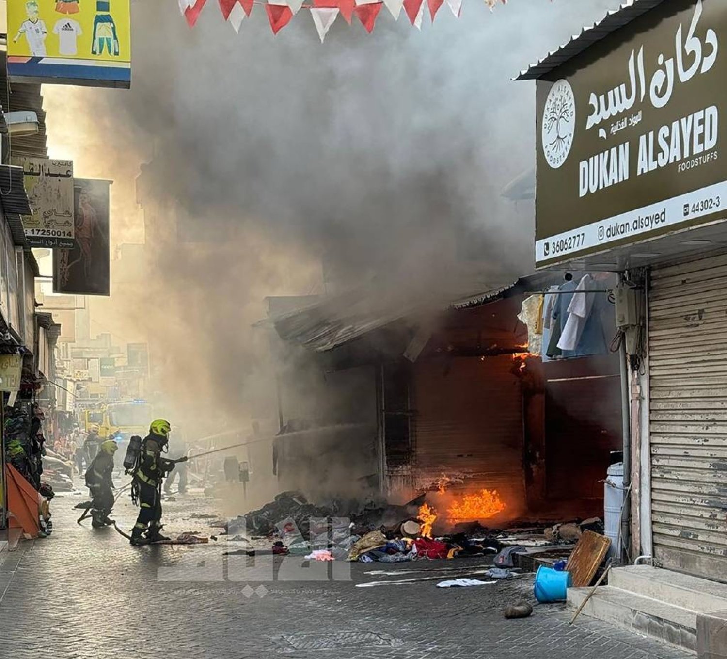 صورة متداولة للدفاع المدني أثناء إخماد الحريق (اعلام بحريني)