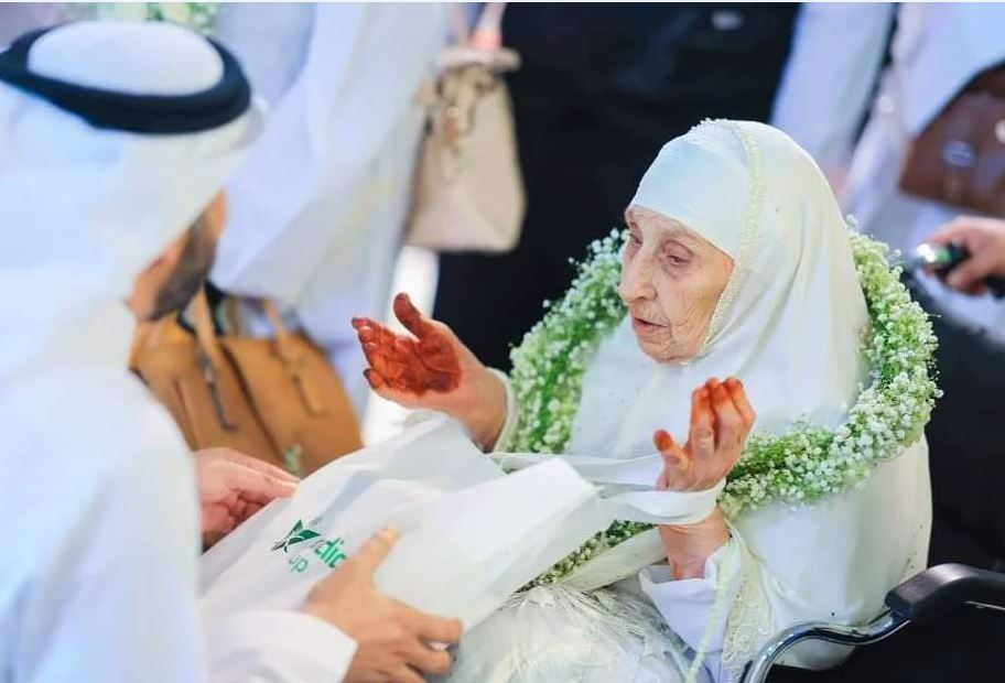 استقبلت الحاجة الجزائرية سارهودا ستيتي بحفاوة بالغة لدى وصولها مطار الملك عبدالعزيز الدولي بجدة لأداء مناسك الحج (البيان)