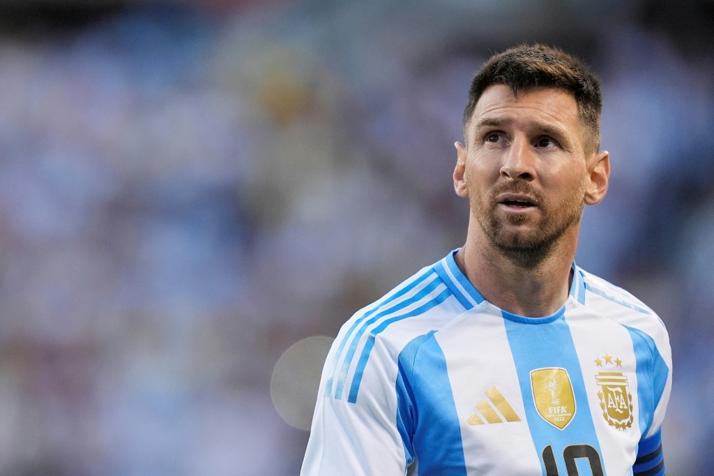 قائد المنتخب الارجنتيني ليونيل ميسي خلال المباراة الدولية الودية الاعدادية لكوبا أميركا ضد الاكوادور في شيكاغو في التاسع من حزيران/يونيو 2024 (ا ف ب)