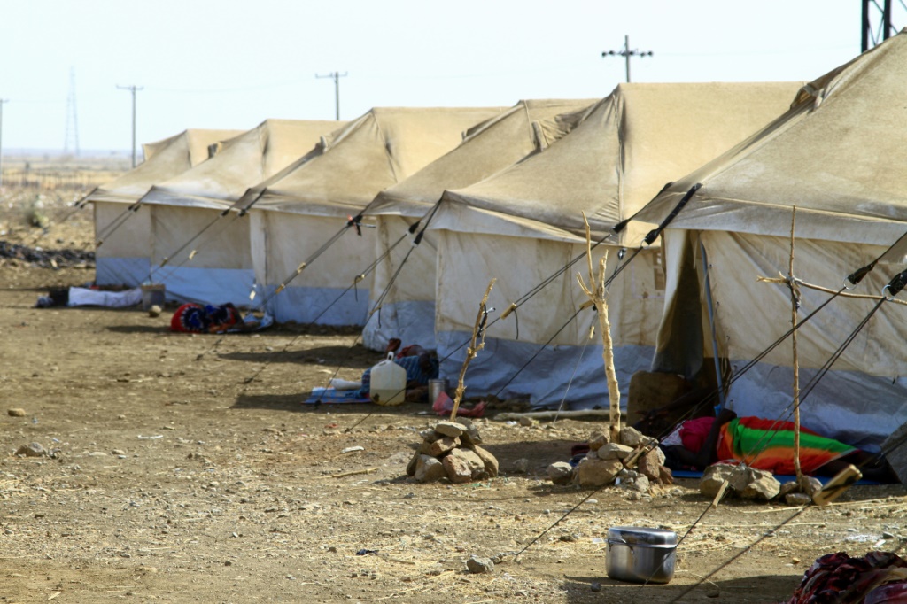 خيم تضم نازحين من الخرطوم وولاية الجزيرة في السودان في القضارف في جنوب البلاد في 20 آذار/مارس 2024 (أ ف ب)   
