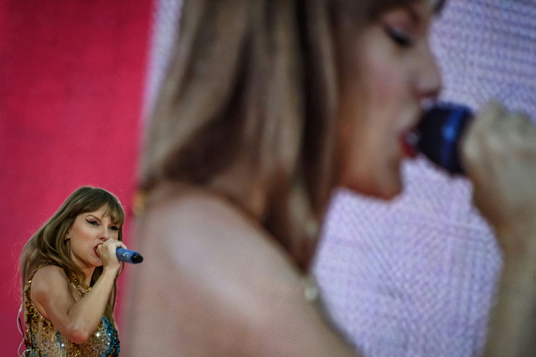 المغنية الأميركية تايلور سويفت خلال حفلة لها في ديسين شاربيو شرقي فرنسا في الثاني من حزيران/يونيو 2024 (أ ف ب)
