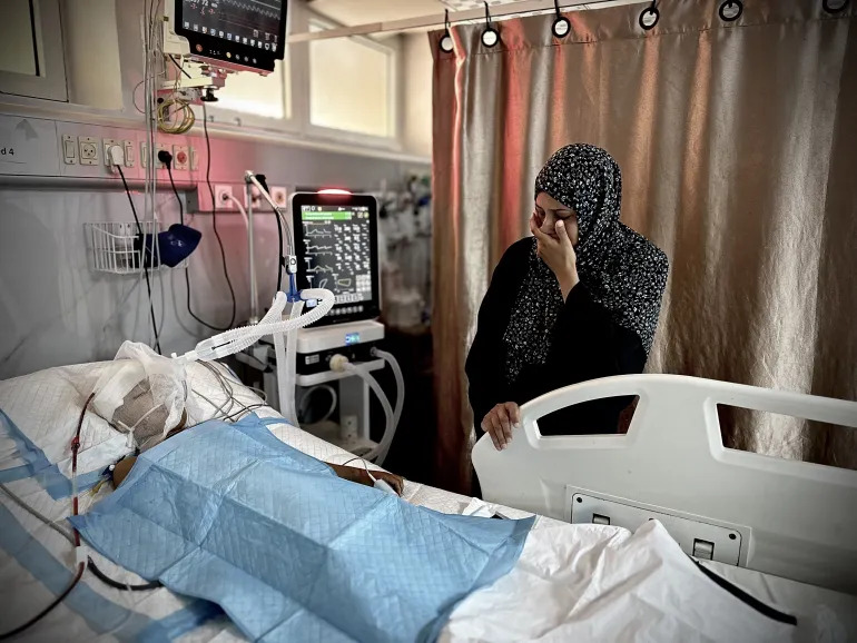 والدة الطفل توفيق أبو يوسف فقدت جميع أطفالها بسبب الحصار والقصف الإسرائيلي (الأناضول)
