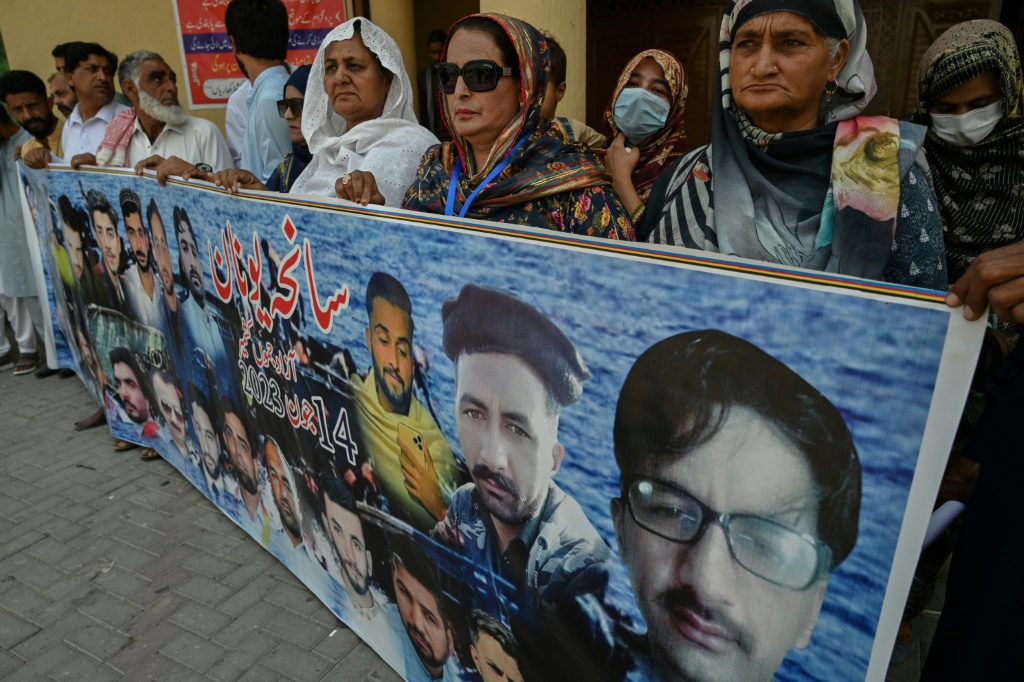 عائلات تتجمع في مدينة لالاموسا بباكستان لإحياء الذكرى السنوية لواحدة من أسوأ حوادث غرق سفن المهاجرين في البحر الأبيض المتوسط ​​والتي أسفرت عن مقتل أكثر من 600 شخص (أ ف ب)   