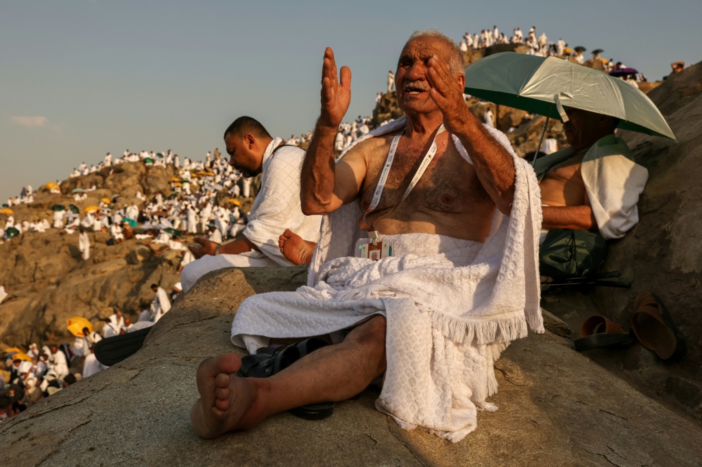 حجاج مسلمون يؤدون صلاة الفجر على جبل عرفات بالمملكة العربية السعودية (أ ف ب)   