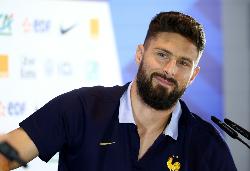 مهاجم المنتخب الفرنسي متحدثا الى المراسلين الجمعة في ألمانيا (ا ف ب)