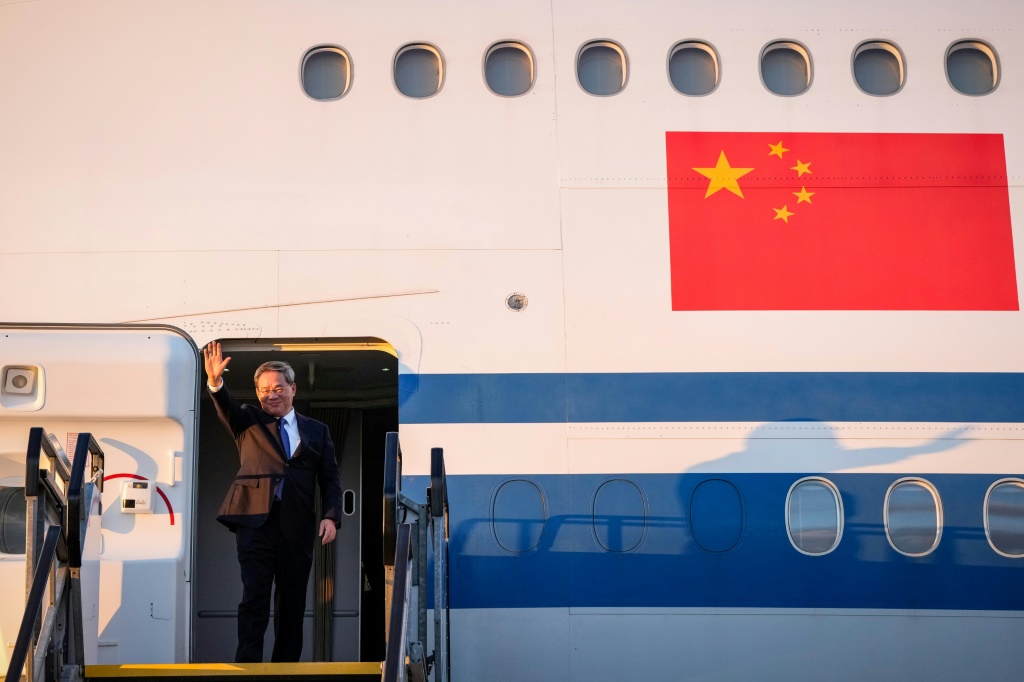 رئيس مجلس الدولة الصيني لي تشيانغ يلقي التحية لدى وصوله إلى مطار أديليد في 15 حزيران/يونيو 2024 (ا ف ب)