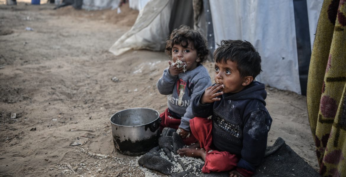 الجوع يعصف بأطفا غزة جراء الحصار الاسرائيلي المجرم (الأناضول)