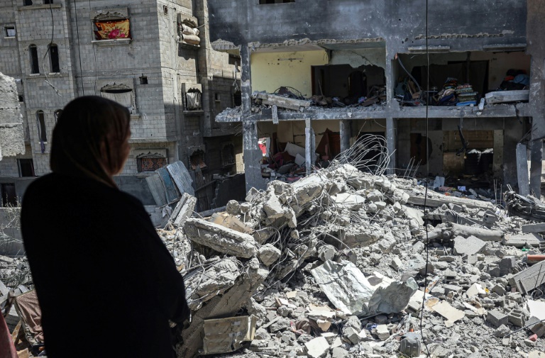 فلسطينية أمام شقتها المدمرة في مخيم النصيرات في قطاع غزة في 15 حزيران/يونيو 2024(أ ف ب)