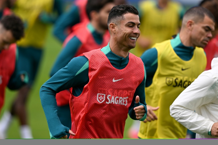 مهاجم وقائد المنتخب البرتغالي كريستيانو رونالدو خلال حصة تدريبية عشية انطلاق كأس أوروبا في ألمانيا في مدينة هارسفينكل (غرب) في 15 حزيران/يونيو 2024 (أ ف ب)