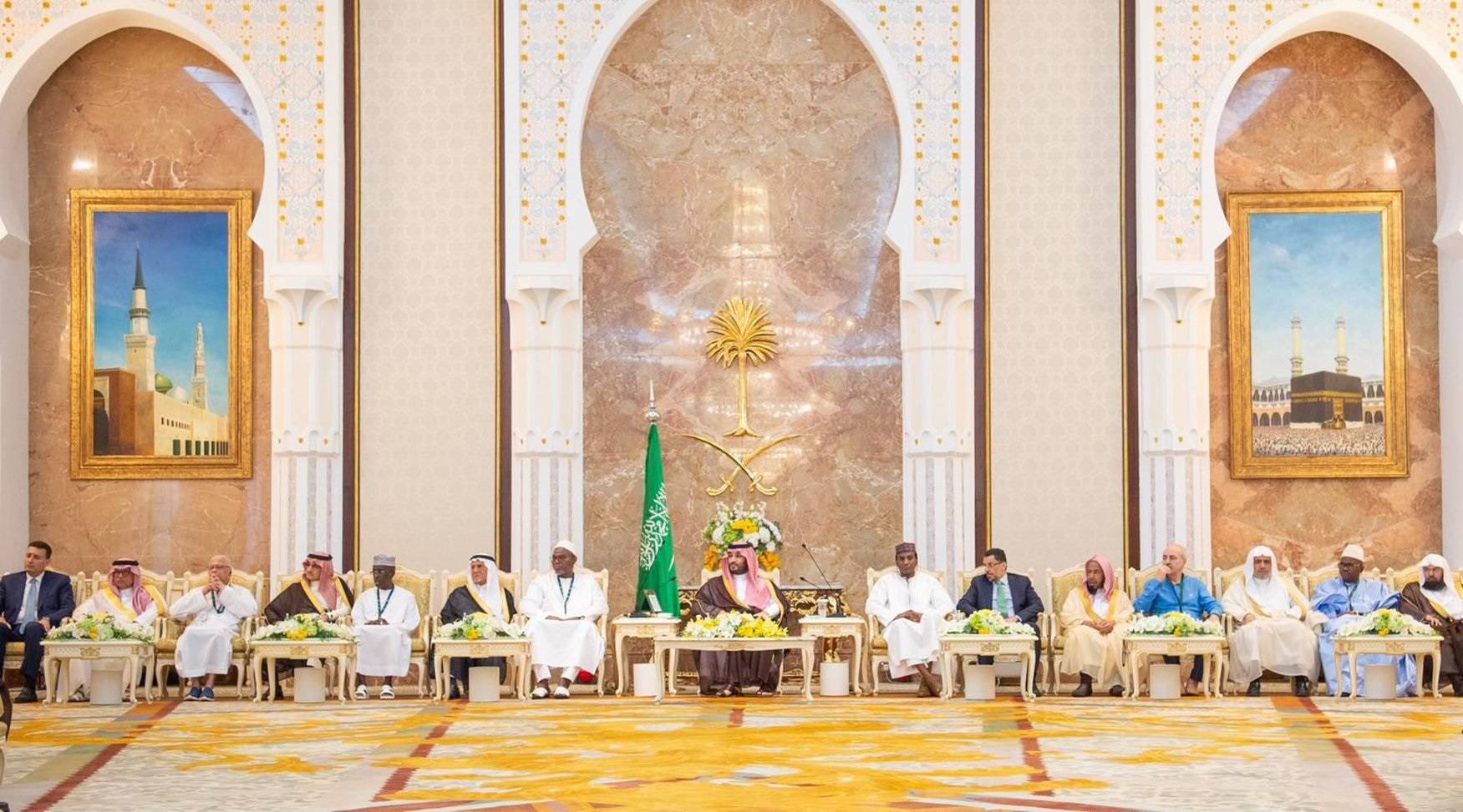 الأمير محمد بن سلمان مستقبلاً كبار الشخصيات الإسلامية في قصر منى (واس)