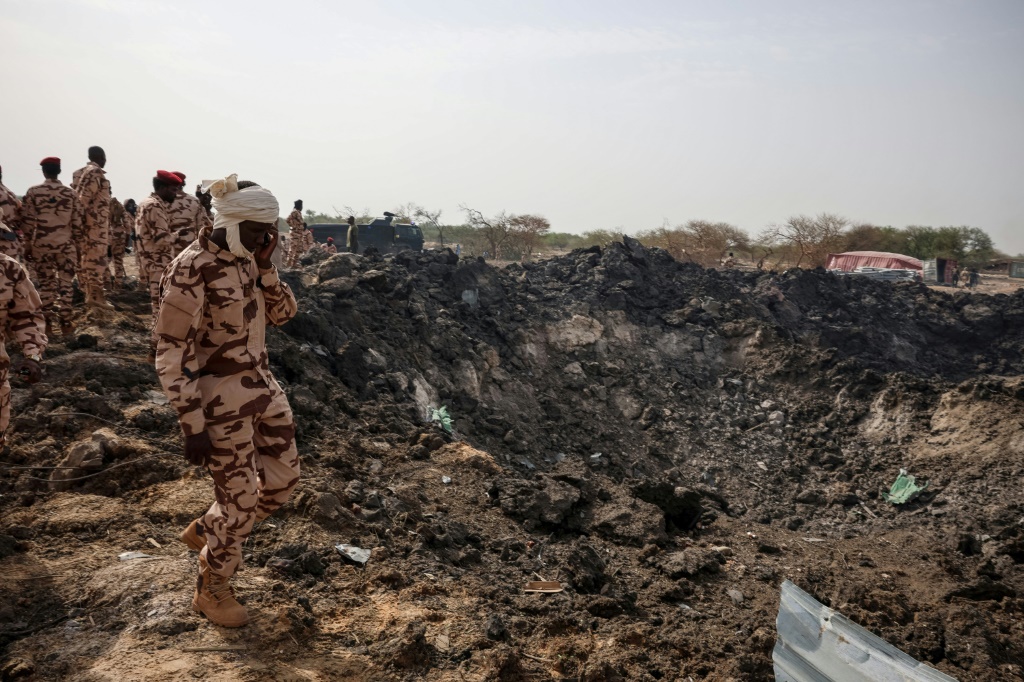 وتقول الحكومة إن سبب الحريق ليس "جنائيا" لكن يجري التحقيق فيه (أ ف ب)   