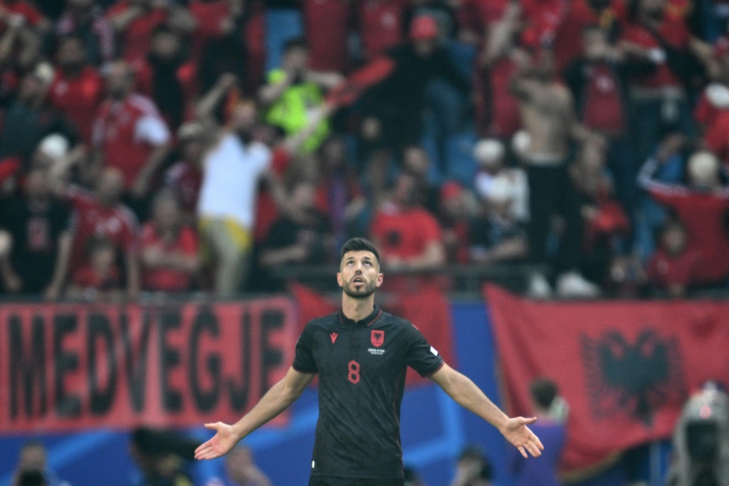 الألباني كلاوس غياسولا محتفلاً بهدفه في مرمى كرواتيا (2-2) في الجولة الثانية من منافسات المجموعة الثانية من كأس أوروبا لكرة القدم. هامبورغ في 19 حزيران/يونيو 2024 (ا ف ب)