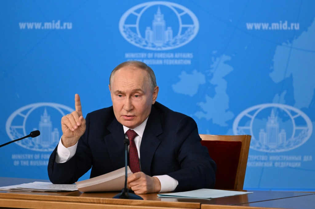 الرئيس الروسي فلاديمير بوتين خلال لقائه مسؤولي وزارة الخارجية في موسكو في 14 حزيران/يونيو 2024 (أ ف ب) 