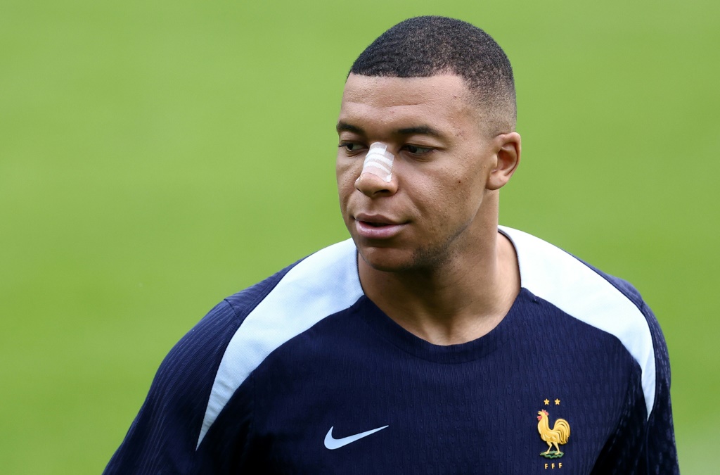 مهاجم وقائد المنتخب الفرنسي كيليان مبابي خلال حصة تدريبية في بادربورن في 19 حزيران/يونيو 2024 (ا ف ب)