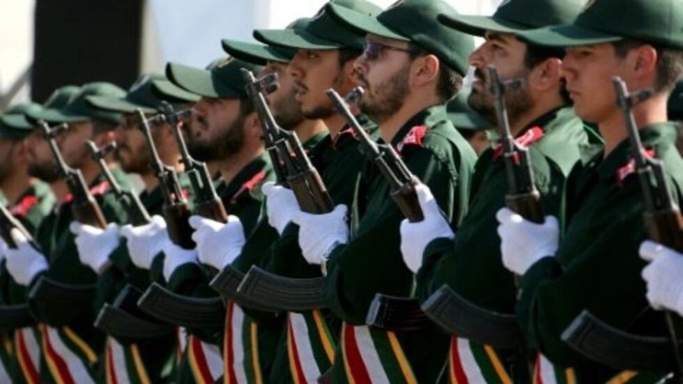 عناصر من الحرس الثوري الإيراني يسيرون خلال عرض عسكري في العاصمة الإيرانية طهران  (أ ف ب)