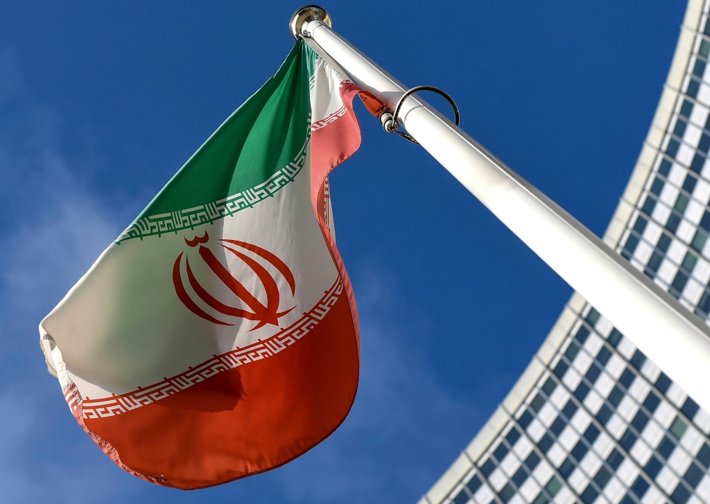 علم إيران أمام مقر الوكالة الدولية للطاقة الذرية في فيينا خلال اجتماع مجلس حكام الوكالة في الأول من آذار/مارس 2021 (أ ف ب)   