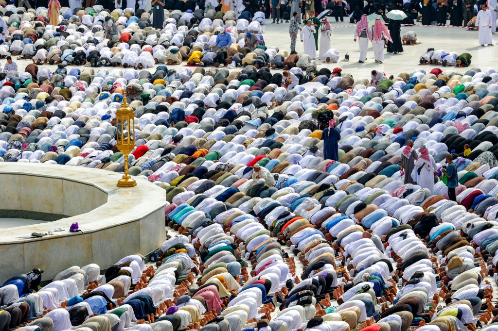 حجاج يؤدون الصلاة حول الكعبة في مكة المكرمة في 18 حزيران/يونيو 2024 (أ ف ب)   
