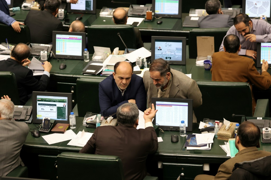 استنكر البيان، هذا الإجراء غير الحكيم من الحكومة الكندية بشدة، مطالبا وزارة الخارجية باستخدام کافة الأسالیب السیاسیة والدولیة لإدانة هذا العمل (ا ف ب)