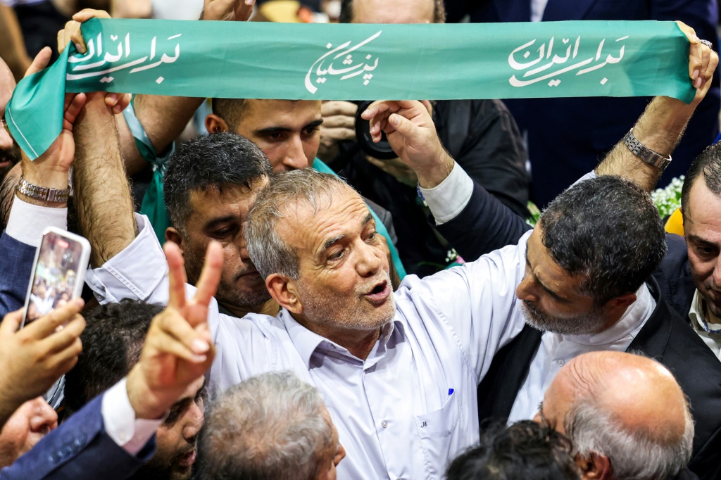    المرشح الرئاسي الإصلاحي الإيراني مسعود بيزشكيان خلال تجمع انتخابي في طهران (أ ف ب)   