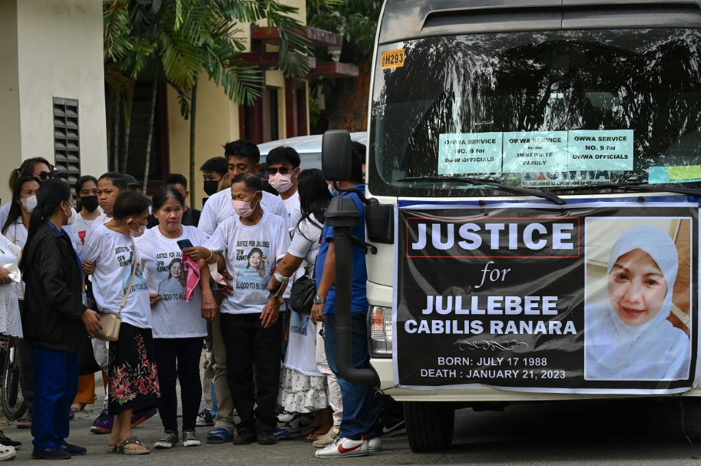 أقارب العاملة المنزلية الفيليبينية جوليبي رانارا التي قُتلت في الكويت، يسيرون في جنازتها في لاس بيناس في مانيلا في الخامس من شباط/فبراير 2023 (أ ف ب)   