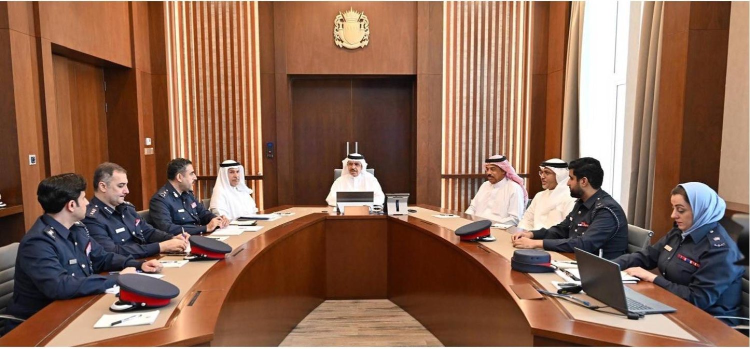 وزير الداخلية البحريني خلال اجتماعه مع لجنة مراجعة حالات اكتساب الجنسية (بنا)