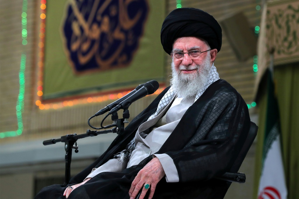 يتمتع المرشد الأعلى الإيراني آية الله علي خامنئي بالكلمة الأخيرة في جميع القضايا السياسية الرئيسية (أ ف ب)   