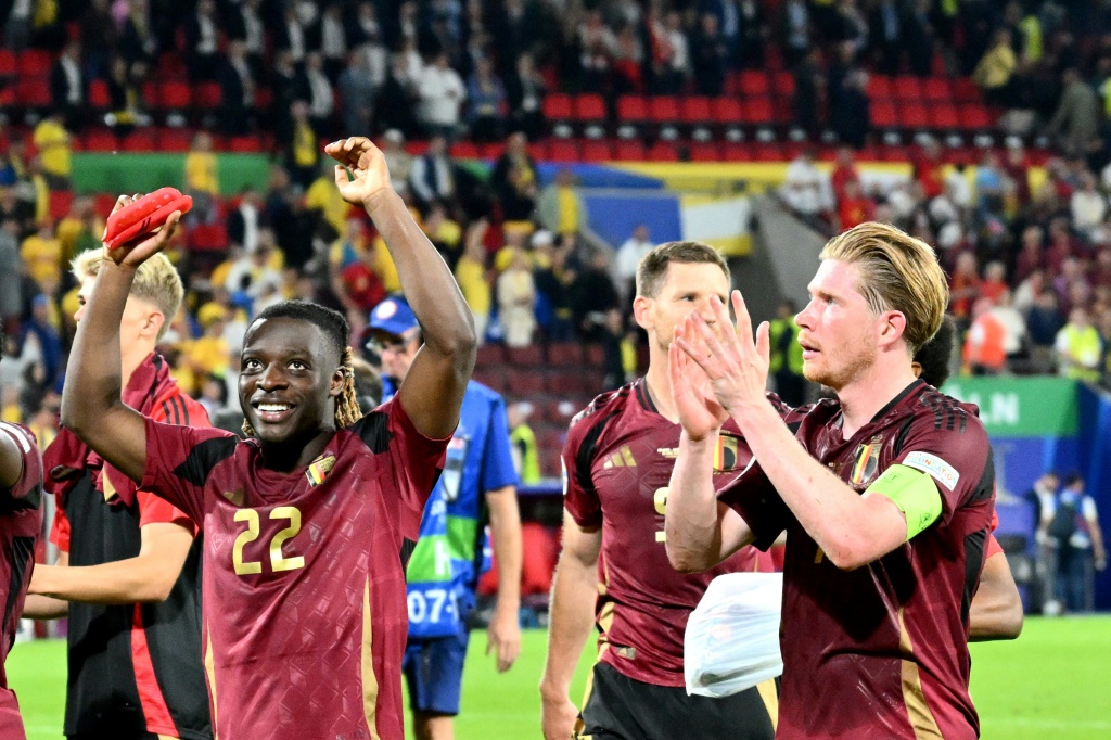 لاعبو المنتخب البلجيكي يحيون الجماهير عقب الفوز على رومانيا (2-0) في الجولة الثانية من جور المجموعات في نهائيات كأس أوروبا في كولن في 22 حزيران/يونيو 2024 (ا ف ب)