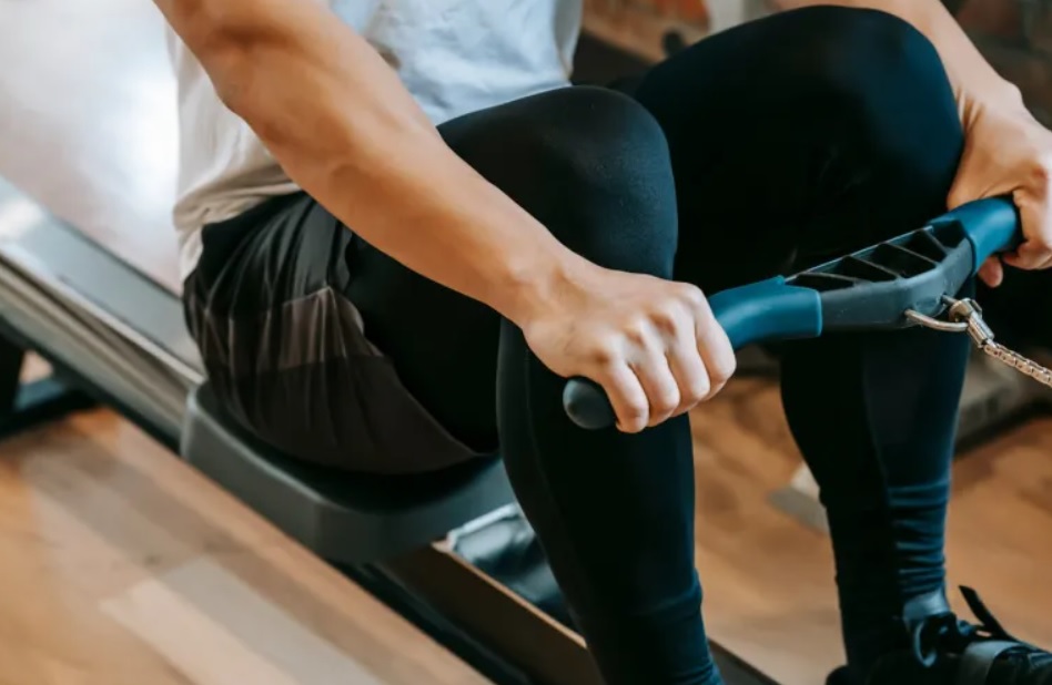 تمرين التجديف الداخلي.. 30 دقيقة يوميا تحدث تغيرا جذريا في الجسم (بيكسلز)