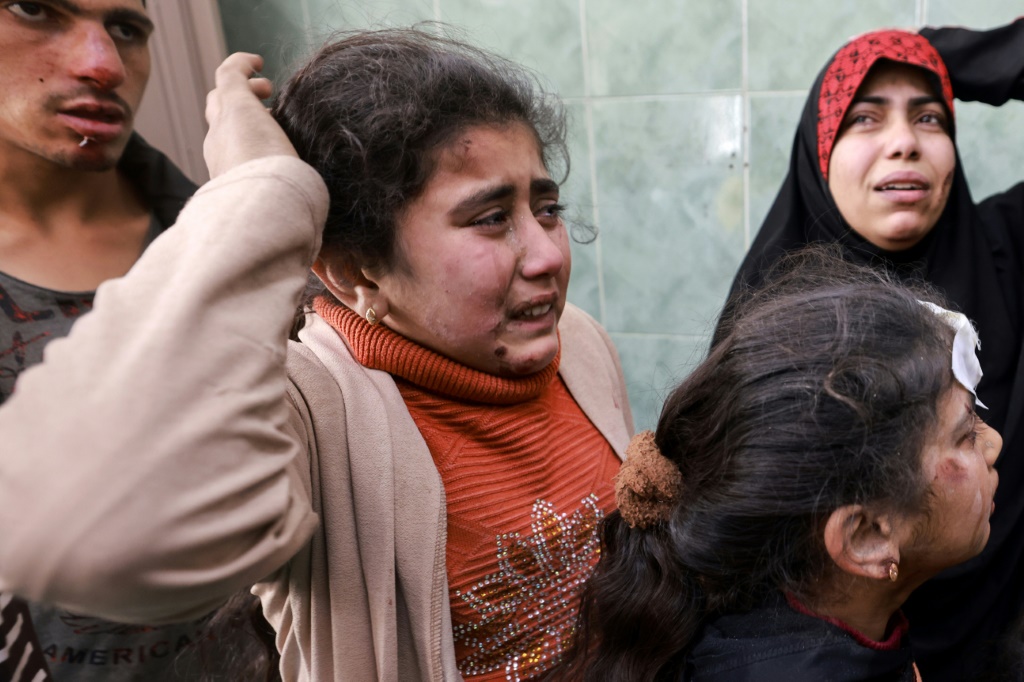 أطفال مصابون بجروح جراء قصف إسرائيلي على مستشفى رفح في جنوب قطاع غزة في الأول من آذار/مارس 2024 (أ ف ب)   