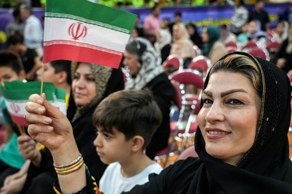 أحد أنصار علي رضا زكاني في تجمع حاشد للمرشح في طهران (أ ف ب)   