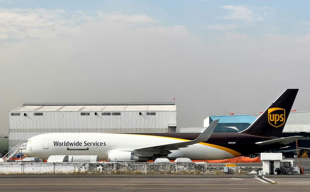 تعد شركة UPS مع منافسيها FedEx وAmazon مسؤولين عن أكثر من ربع الانبعاثات الناتجة عن قطاع الشحن الجوي، وفقًا لمجموعة Stand Earth البيئية. (أ ف ب)   