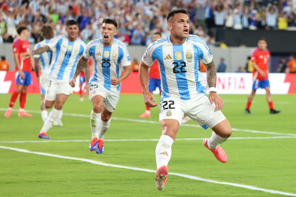 مهاجم الارجنتين لاوتارو مارتينيس يحتفل بهدف الفوز في مرمى تشيلي (1-0) في الجولة الثانية من مسابقة كوبا أميركا في 25 حزيران/يونيو 2024 (ا ف ب)