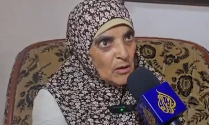  الحاجة دولت عبد الله الطناني (67 عاما) قولها إن قوات الاحتلال أطلقت كلباً عليها عضها في فراشها أثناء نومها (الجزيرة)