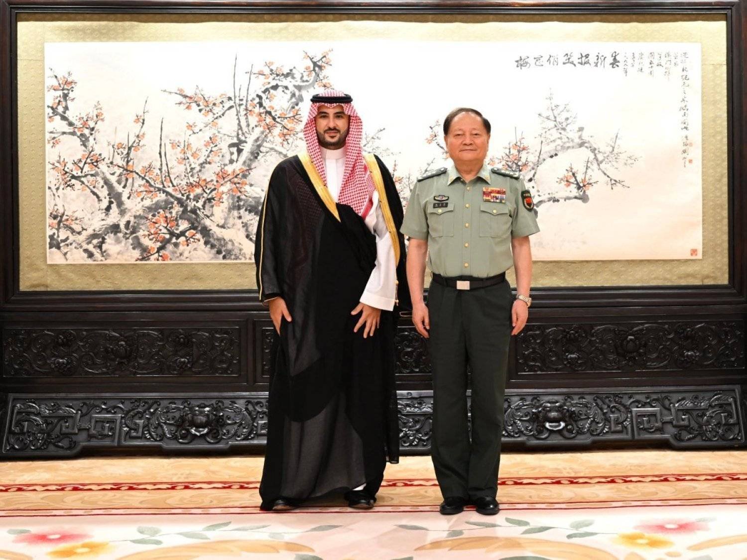 الأمير خالد بن سلمان خلال لقائه نائب رئيس اللجنة العسكرية المركزية للصين الفريق أول جانغ يوشيا (واس)