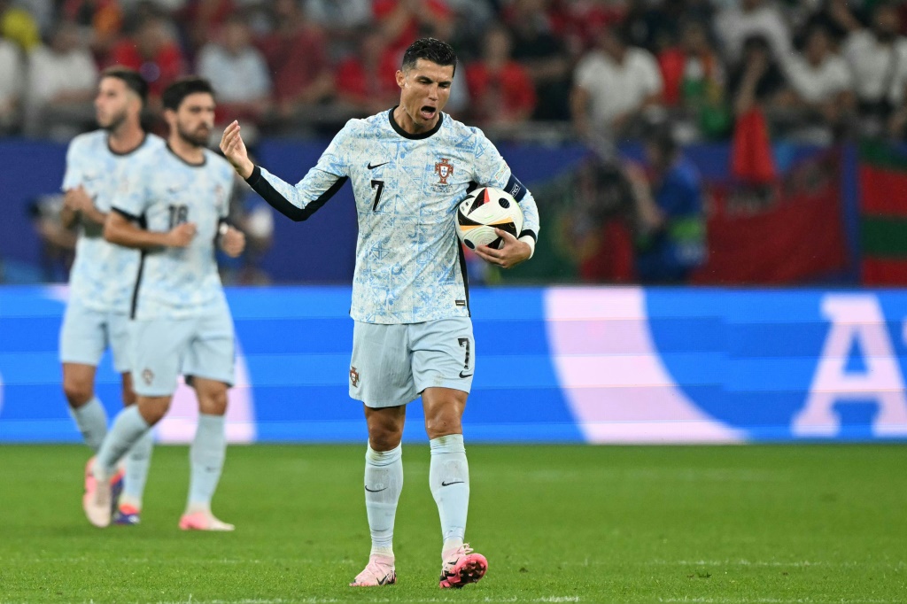  الهدّاف البرتغالي كريستيانو رونالدو غاضب بعد تلقّي منتخبه هدفاً ثانياً في مواجهة جورجيا ضمن المرحلة الثالثة من دور المجموعات في كأس أوروبا 2024 لكرة القدم. غلزنكيرشن في 26 حزيران/يونيو 2024 (ا ف ب)