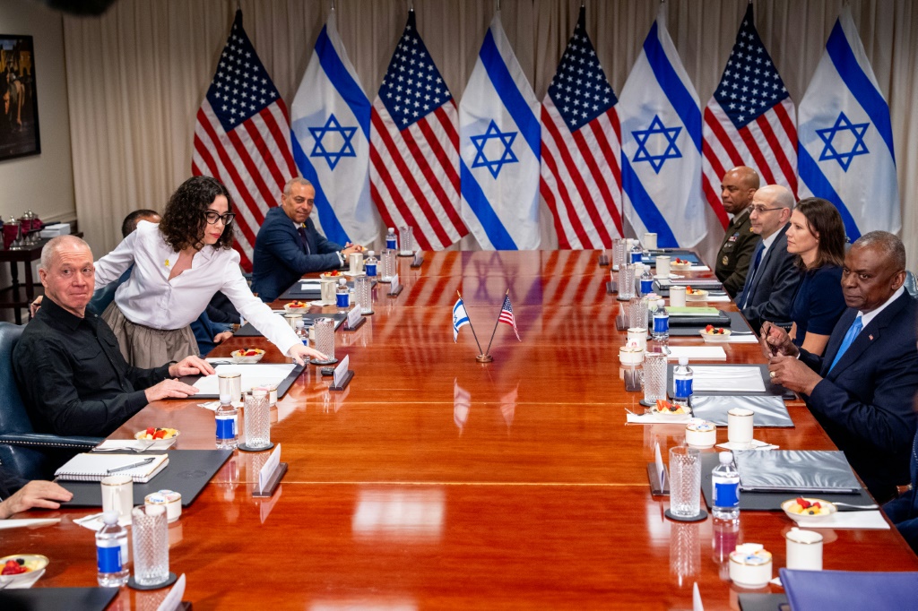 وزير الدفاع الأميركي لويد أوستن يلتقي بوزير الدفاع الإسرائيلي يوآف غالانت في البنتاغون في 25 حزيران/يونيو 2024 (ا ف ب)