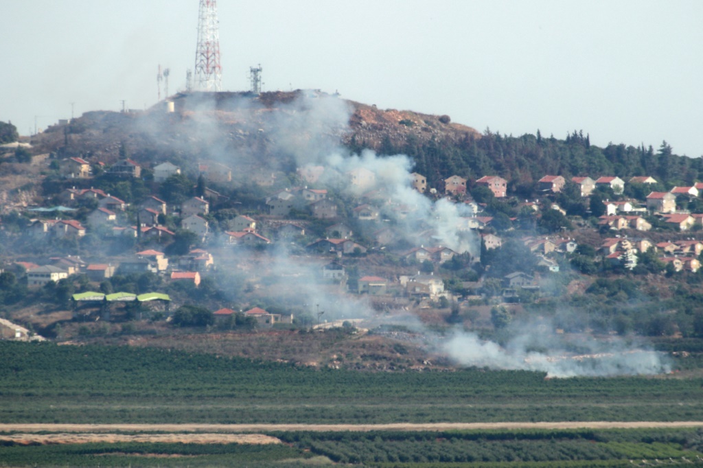 صورة التقطت في جنوب لبنان للدخان المتصاعد من بلدة المطلة الإسرائيلية، بعد إطلاق صواريخ عبر الحدود من لبنان، في 26 حزيران/يونيو 2024 (ا ف ب)