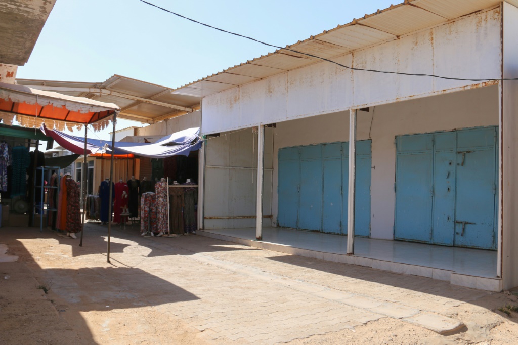 المتاجر مغلقة في سوق بمدينة بن قردان بجنوب تونس بالقرب من الحدود الليبية (أ ف ب)   